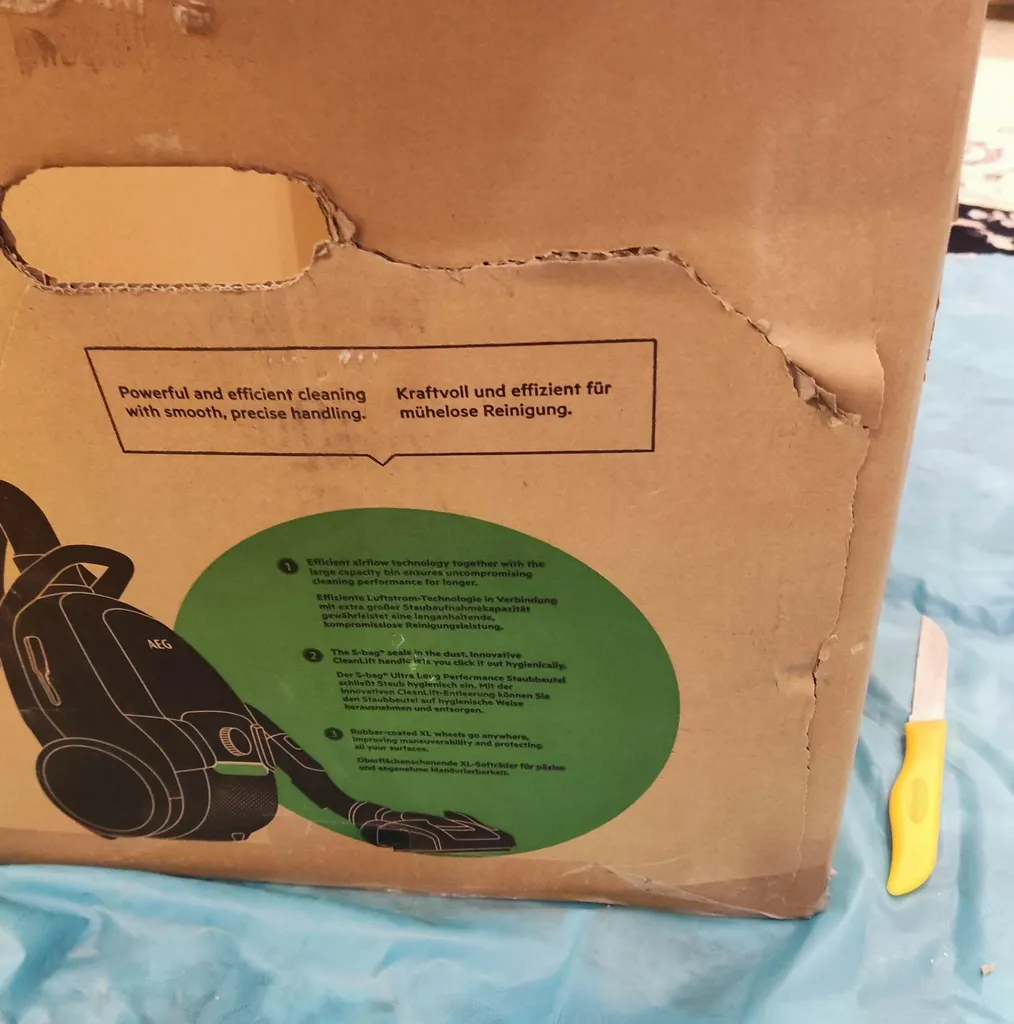 جاروبرقی 750 وات آ ا گ مدل VX9-4-OKO