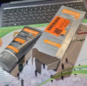 تجریه خرید کرم ضدآفتاب بی‌رنگ آردن SPF50 مدل Total Sun Block مناسب انواع پوست وزن 50 گرم