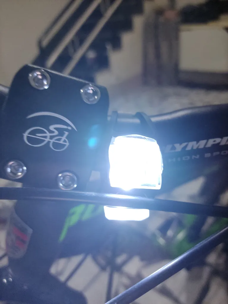 چراغ جلوی دوچرخه مدل hl009 بسته 2 عددی