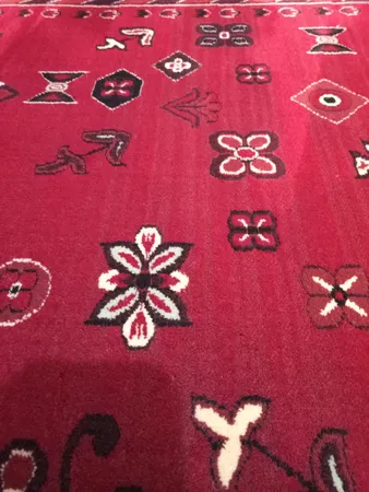 فرش ماشینی رادین اصفهان طرح بلوچ 5 رنگ زمینه اناری