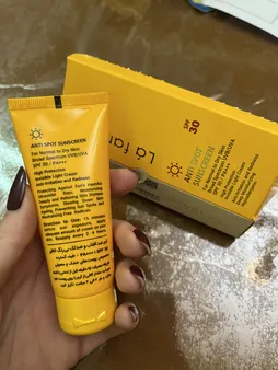 کرم ضدآفتاب و ضدلک بی‌رنگ لافارر مدل SPF30، مناسب پوست‌های خشک و معمولی، حجم 40 میلی‌لیتر