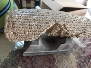 تجریه خرید مجسمه تندیس و پیکره شهریار مدل منشور آزادی ملل کد MO110