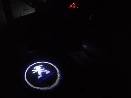 چراغ لوگو زیر در خودرو مدل P84 مناسب برای پژو