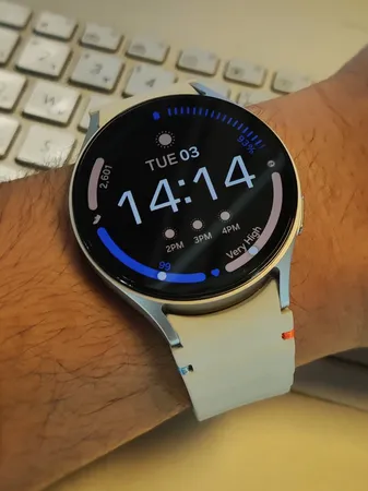 ساعت هوشمند سامسونگ مدل Galaxy Watch 7 44mm دارای قابلیت های کنترل موسیقی (Music Player) بند پلاستیک