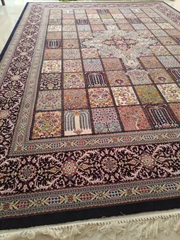 فرش ماشینی زمرد مشهد طرح خشتی مدل ترنج زمینه سورمه ای