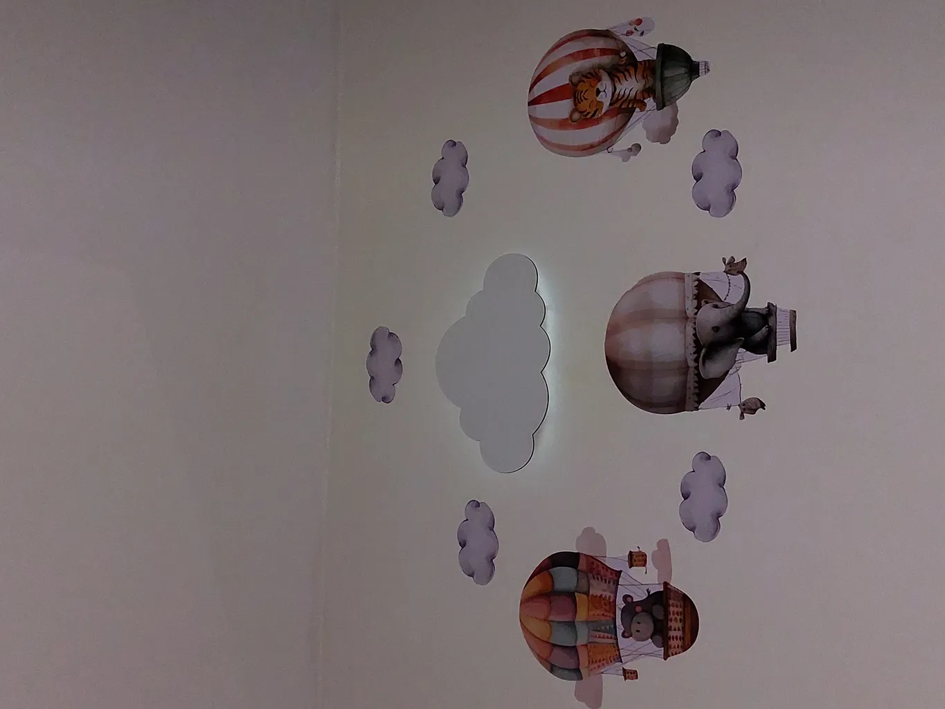 استیکر دیواری کودک راتیانا مدل animals in ballon مجموعه 8 عددی