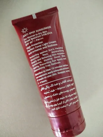 کرم ضدآفتاب و ضدلک رنگی لافارر مدل SPF40-Light، مناسب پوست‌های خشک و معمولی، حجم 40 میلی‌لیتر