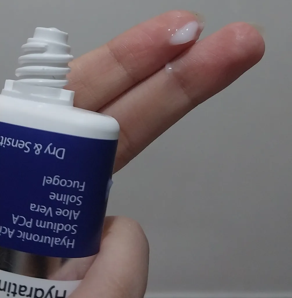 کرم ژل آبرسان صورت درمالیفت مدل AQUALIFT مناسب برای پوست‌های خشک و حساس حجم 50 میلی لیتر