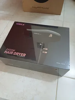 سشوار حرفه‌ای هیسکا مدل H5253، موتور AC با توان مصرفی 2400 وات، دارای قابلیت باد سرد، فناوری تولید یون، حلقه آویختن، با حالت فرکننده، صاف‌کننده و حجم‌دهنده، وزن 1100 گرم، تنظیم حرارت 3 حالته و کنترل سرعت 2 حالته، به همراه 2 عدد سری متمرکزکننده