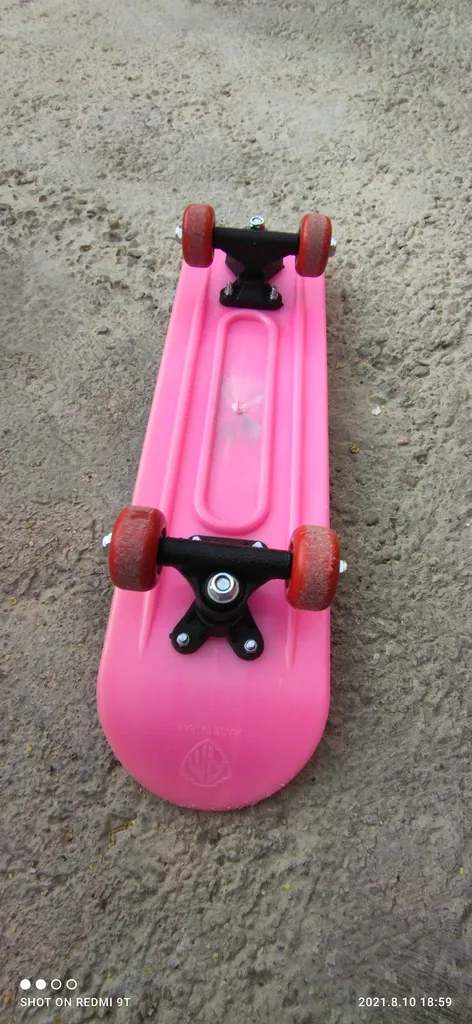 اسکیت بورد طرح توت فرنگی کد 01