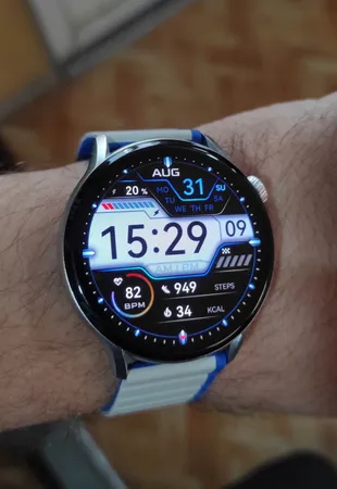 ساعت هوشمند گلوریمی مدل M2 MAX دارای قابلیت های صفحه نمایش رنگی، صفحه نمایش لمسی، قابلیت مکالمه از طریق بلوتوث بند سیلیکون