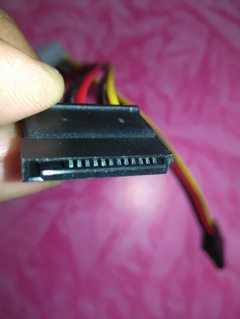 کابل تبدیل برق 4 پین به دو ساتا مدل TKC