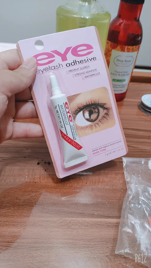 چسب مژه ضد آب eye مدل eyelash adhesive حجم 7 گرم