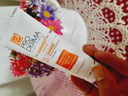 کرم ضدآفتاب و مرطوب‌کننده پرودرما مدل SPF60، حجم 40 میلی‌لیتر