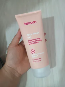 تجریه خرید ژل شستشو صورت بلوم مدل شکوفه گیلاس مناسب پوست معمولی حجم 200 میلی لیتر