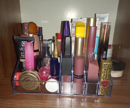 استند لوازم آرایشی مدل Ro01