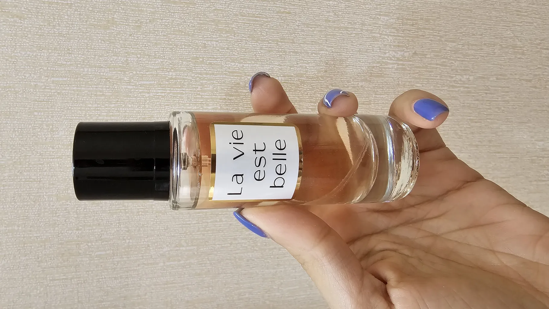 عطر جیبی زنانه نیو پرستیژ کالر مدل La Vie Est Belle حجم 35 میلی لیتر