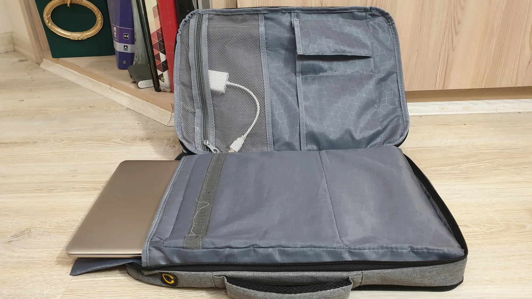 کوله پشتی لپ تاپ برساد مدل Bb 104 plus مناسب برای لپ تاپ 15 تا 17 اینچی