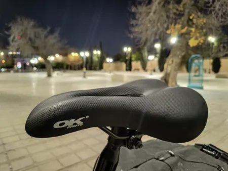 زین دوچرخه اوکی مدل نیمه پهن سوراخ دار