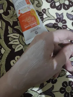 کرم ضد آفتاب بی رنگ تاپ شاپ مدل  SPF 50 مناسب انواع پوست حجم 50 میلی لیتر