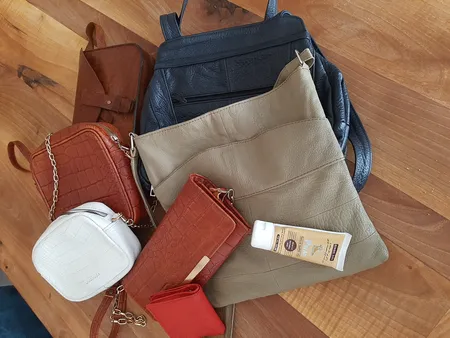 واکس کفش چرم پی واکس کد px به همراه اسفنج