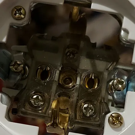 پریز برق ارت دار دلند مدل آدا