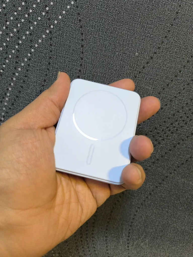 پاوربانک موماکس طرح مگ سیف مدل 122 ظرفیت 5000 میلی آمپر ساعت