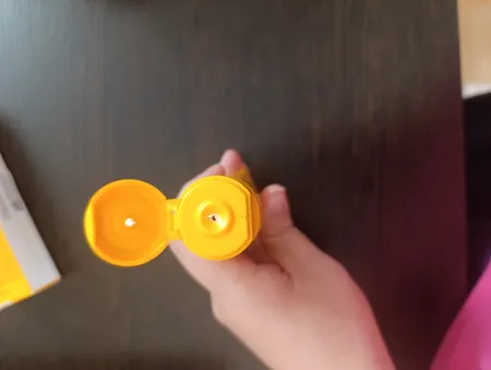 کرم ضدآفتاب و ضدلک بی‌رنگ لافارر مدل SPF50، مناسب پوست‌های خشک و معمولی، حجم 40 میلی‌لیتر