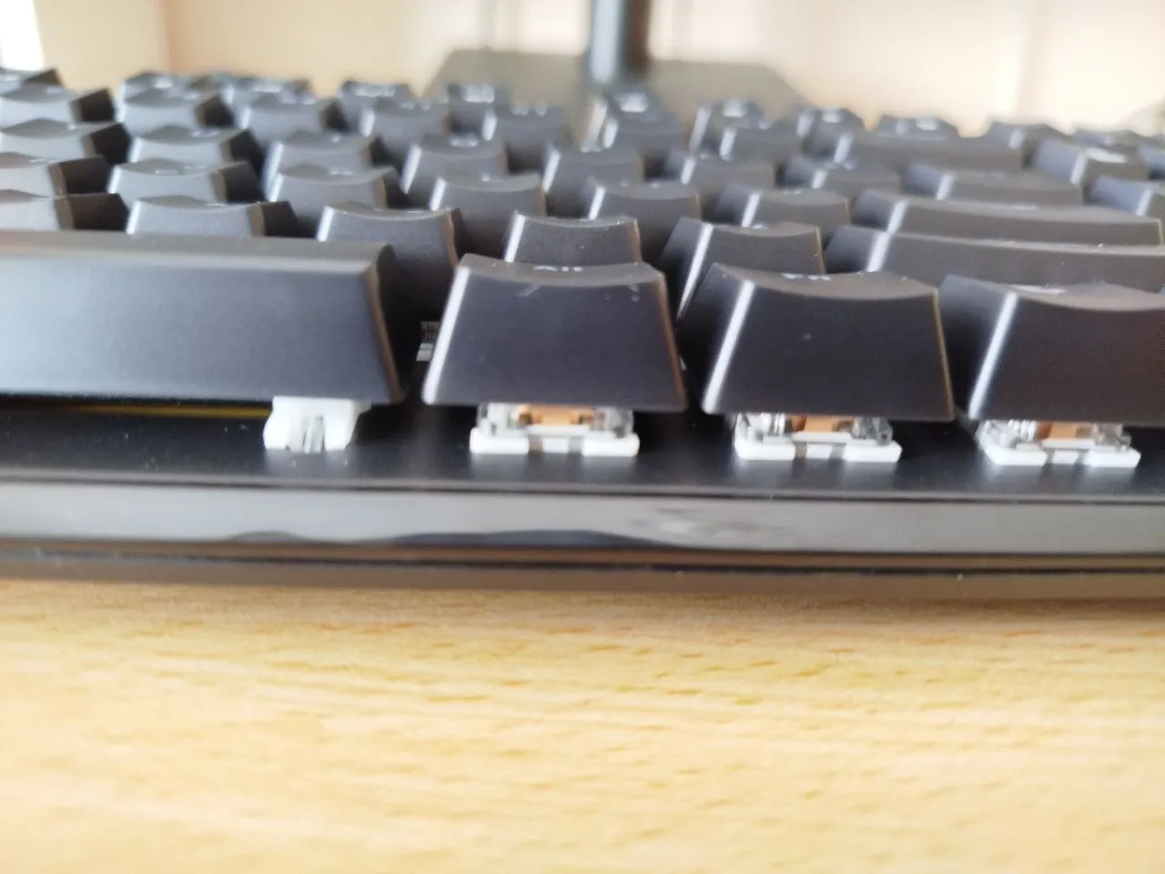 کیبورد گیمینگ لاجی کی مدل K310B، سوییچ مکانیکال آبی، Full-Size، نورپردازی RGB