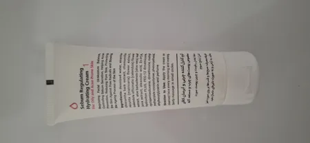 کرم کنترل‌کننده چربی و آبرسان لافارر مدل 01 مناسب پوستهای چرب و مستعد آکنه حجم 75 میلی‌لیتر