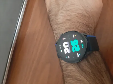 ساعت هوشمند گلوریمی مدل M2 MAX دارای قابلیت های صفحه نمایش رنگی، صفحه نمایش لمسی، قابلیت مکالمه از طریق بلوتوث بند سیلیکون