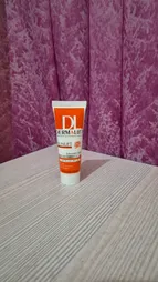 کرم ضدآفتاب بی‌رنگ درمالیفت مدل SPF50، مناسب پوست‌های چرب، حجم 40 میلی‌لیتر