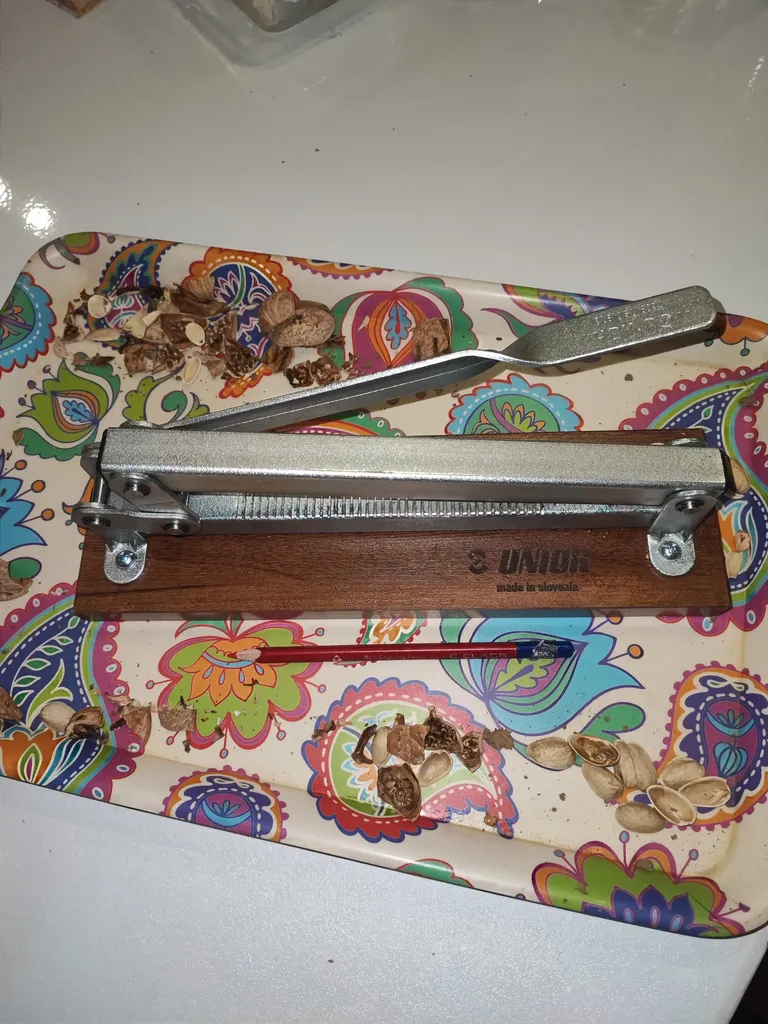 گردو شکن یونیور مدل Professional 300