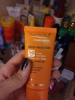 کرم ضد آفتاب بدون رنگ دکتر ژیلا SPF50 مدل multi-protection محافظ UVB، مرطوب‌کننده، مناسب انواع پوست حجم 50 گرم