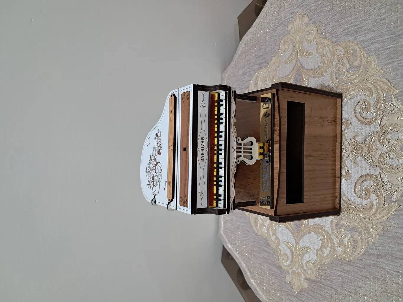 ماکت دکوری دست سازه های باخیزان مدل  پیانو رز سفید