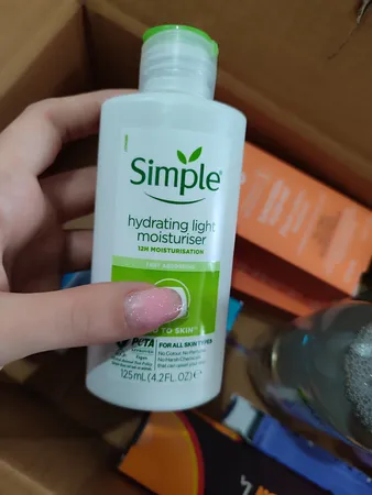 کرم مرطوب‌کننده سیمپل مدل light حجم 125 میلی‌لیتر