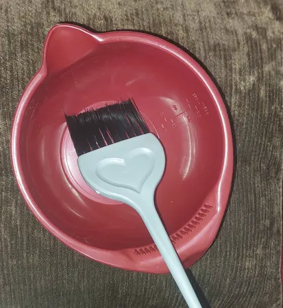 کاسه رنگ مو مدل Fashion به همراه برس رنگ مو مدل Hum