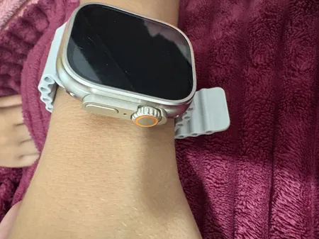 ساعت هوشمند مدل اولترا T1000 دارای قابلیت های قابلیت مکالمه مستقیم، قابلیت مکالمه از طریق بلوتوث، ضد آب بند سیلیکون