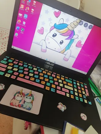 استیکر لپ تاپ مدل cute unicorn 06 مناسب برای لپ تاپ 15 تا 17 اینچ به همراه برچسب حروف فارسی کیبورد