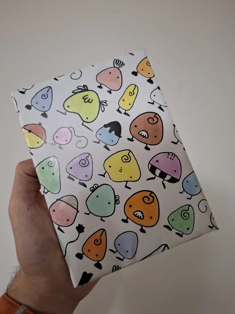 کاغذ کادو مدل عجیب غریب‌های خیلی بامزه سایز 50×70 سانتی‌متر بسته 5 عددی