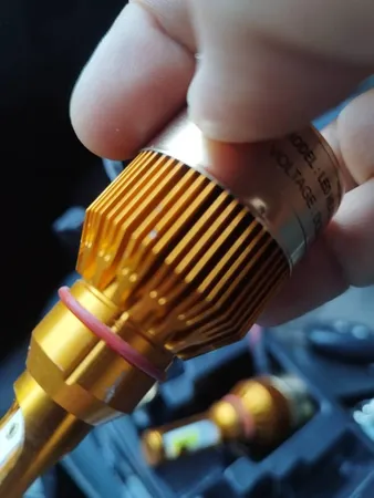 هدلایت لامپ خودرو D9 مدل H4 بسته 2 عددی