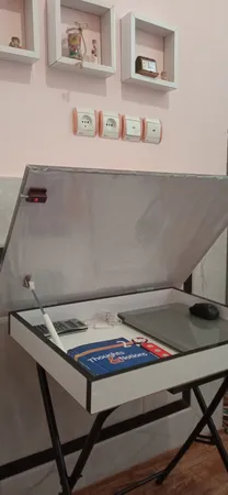 میز تحریر تاشو و تنظیم شو یاس سفید تک باکس دار