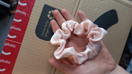 کش مو زنانه مدل اسکرانچی ساتن