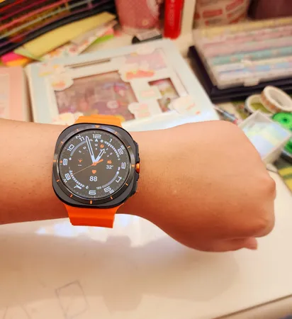 ساعت هوشمند سامسونگ مدل Galaxy Watch Ultra دارای قابلیت های کنترل موسیقی (Music Player)، قابلیت مکالمه از طریق بلوتوث، قابلیت تغییر طرح ساعت یا تم، صفحه همیشه روشن (Always-on Display)، پشتیبانی از دستیار صوتی بند سیلیکون