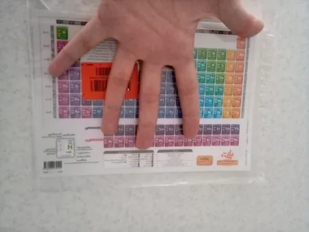 پوستر آموزشی نارنجی طرح جدول تناوبی مندلیف مدل D4 سایز A5