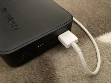 پاوربانک 18 وات شیائومی مدل Redmi ظرفیت 20000 میلی آمپرساعت به همراه کابل تبدیل microUSB