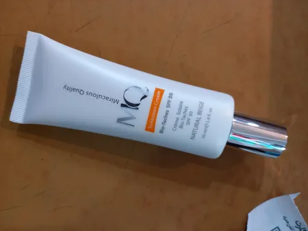 کرم ضدآفتاب رنگی ام کیو SPF50 مدل NATURAL BEIGE BIO TACHES مناسب انواع پوست، حجم 55 میلی‌لیتر