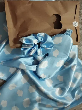 رو بالشی مدل ساتن ابریشم طرح ابر به همراه کش مو و چشم بند