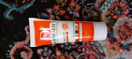 کرم ضدآفتاب بی‌رنگ درمالیفت مدل SPF50، مناسب پوست‌های چرب، حجم 40 میلی‌لیتر