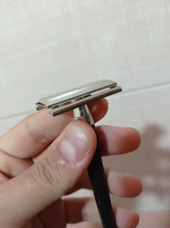 خود تراش مردانه ژیلت مدل 7o CLOCK به همراه یک عدد تیغ یدک